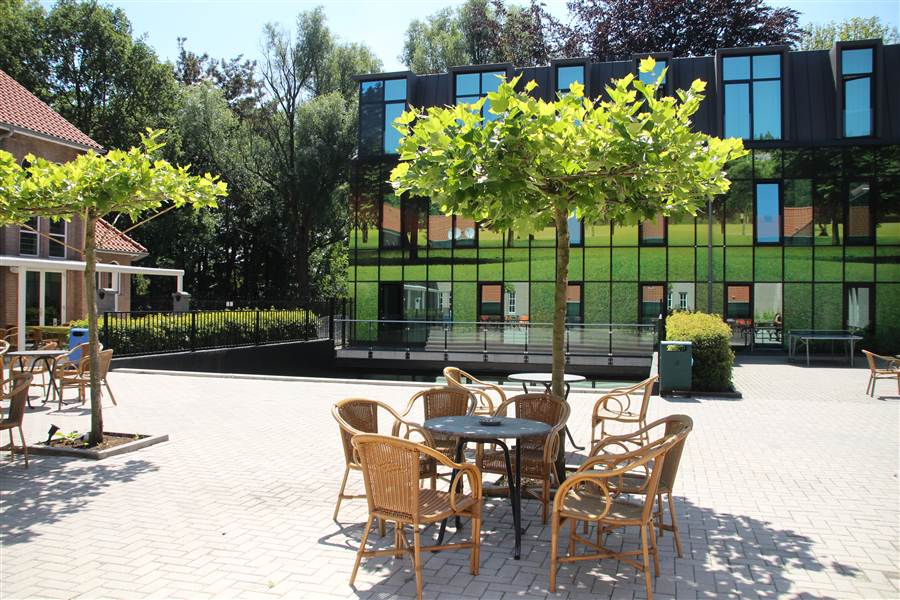 Gemeenschappelijke buitenruimte bij een Welcome Housing-locatie