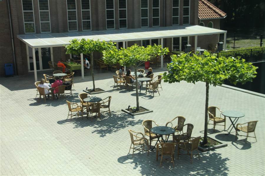 Entree en terras van een Welcome Housing-locatie